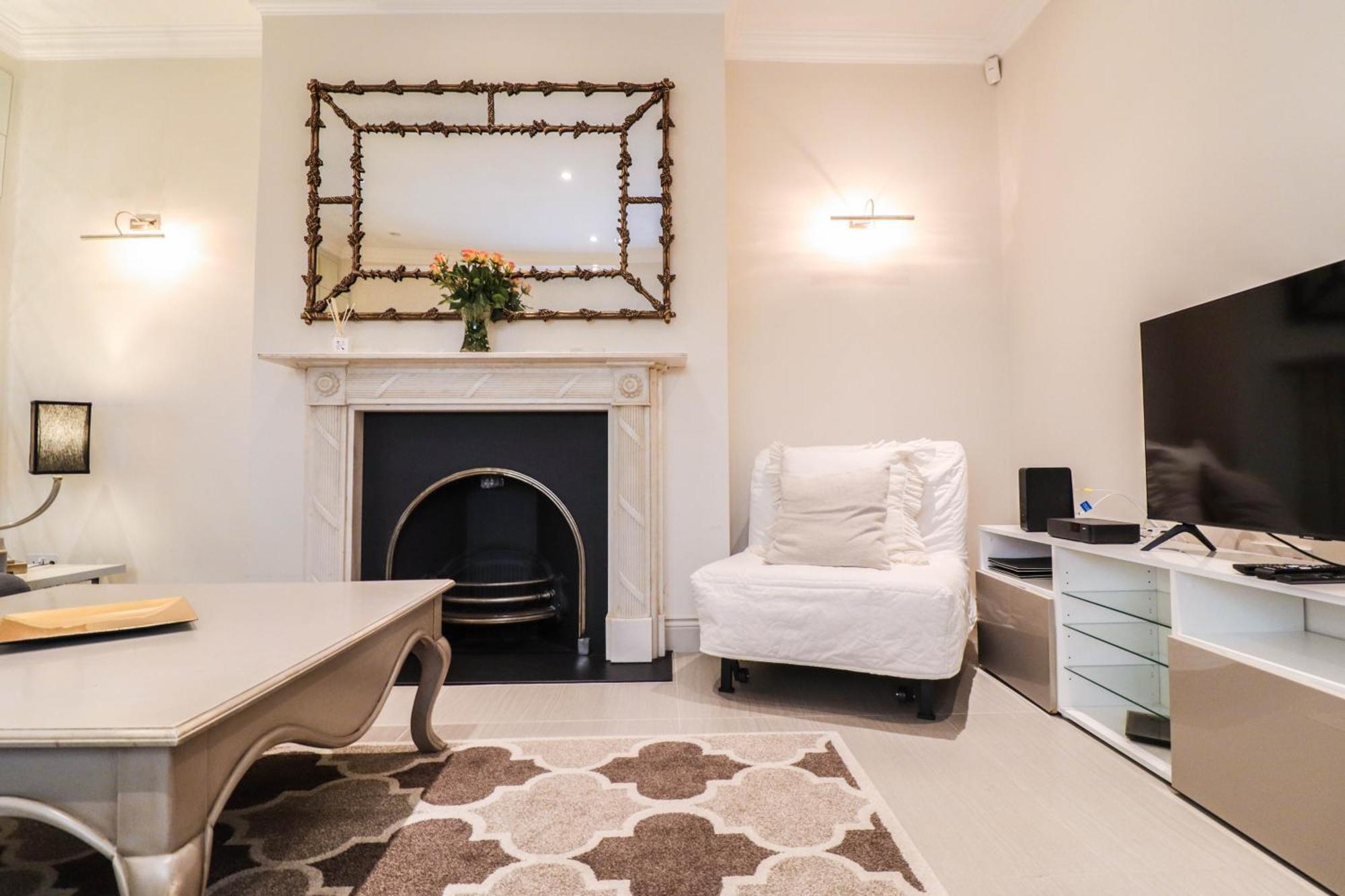 Elegant One-bedroom! Kensington Flat With Patio Apartment