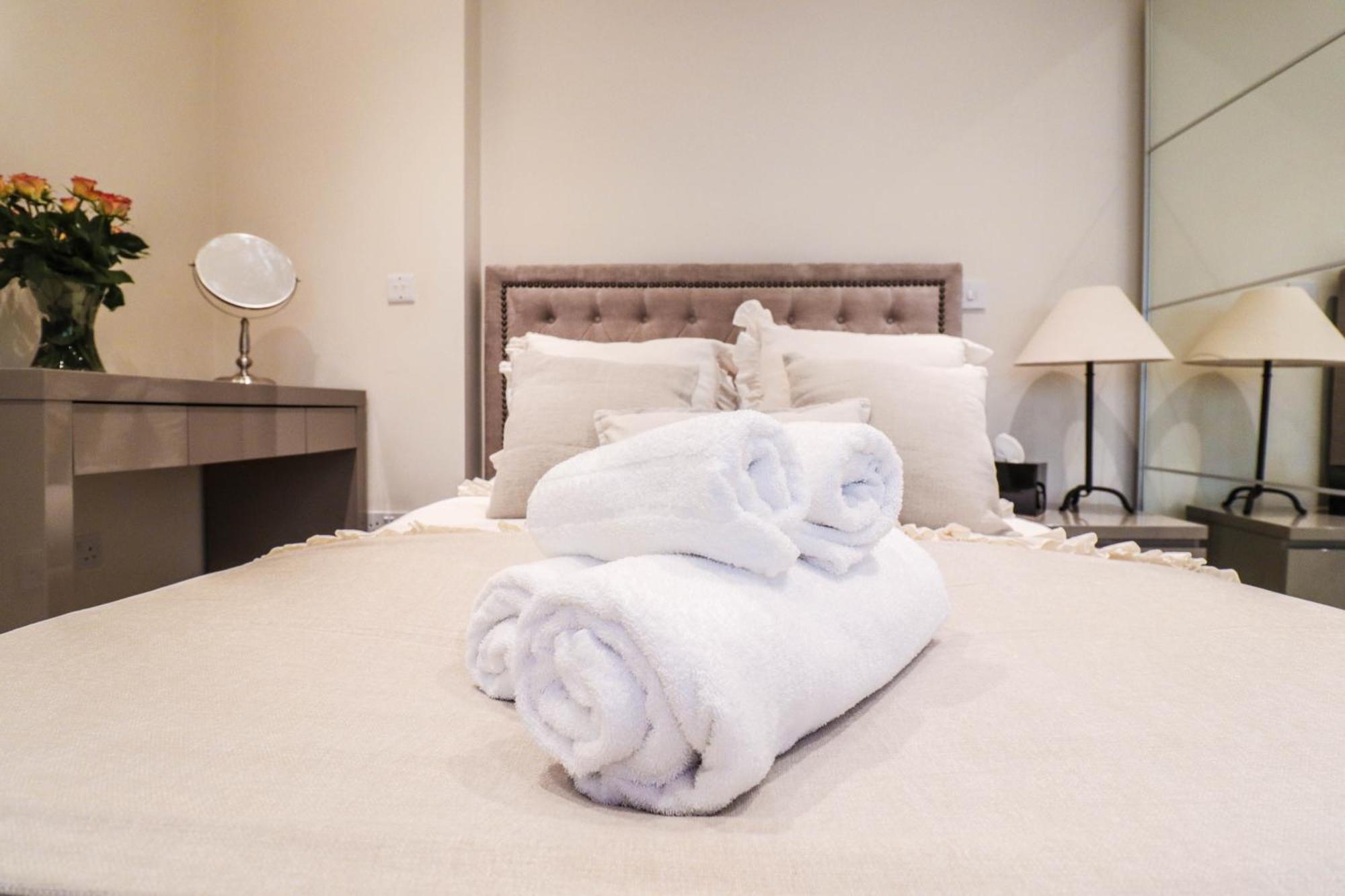 Elegant One-bedroom! Kensington Flat With Patio Apartment London