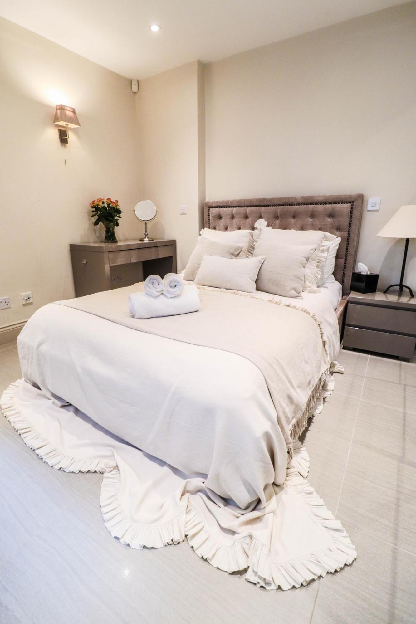 Elegant One-bedroom! Kensington Flat With Patio Apartment *