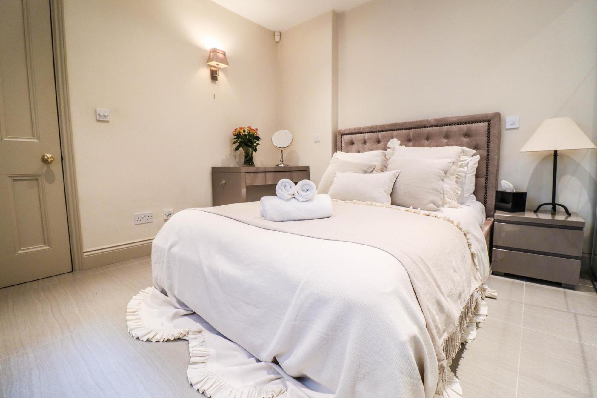 Elegant One-bedroom! Kensington Flat With Patio Apartment *