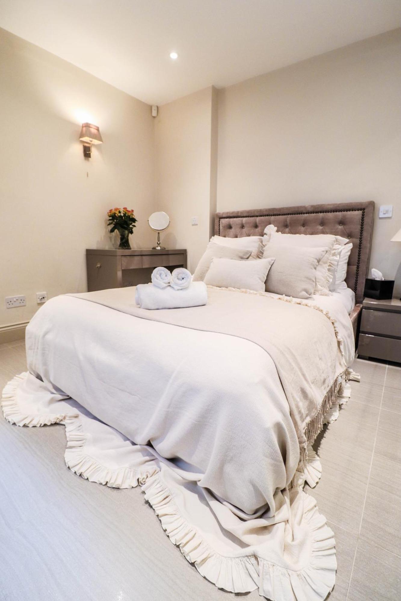 Elegant One-bedroom! Kensington Flat With Patio Apartment London